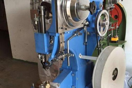 購買氣液增壓鉚釘機時主要看哪些方面？
